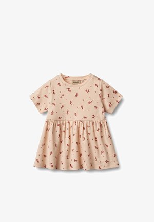 Robe en coton rose clair avec des manches courtes, ornée de petits motifs floraux rouges et d'une jupe froncée. Fermeture à pression à l'épaule pour un enfilage facile.
