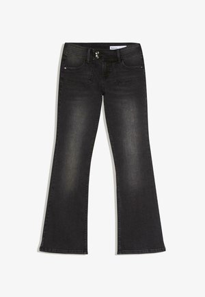 Musta haalistunut bootcut-farkut, joissa etu- ja takataskut, kaksinkertainen napitus sekä vyölenkit, aseteltuna tasaisesti valkoiselle taustalle.