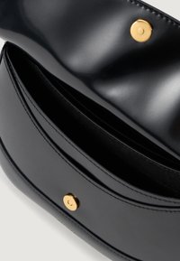 Must musta nahk käekott, millel on sile ja sädelev pind. Varustatud kuldse klõpsuga ja mitme nööpsalvestusega. Minimalistlik kujundus.