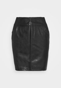 Schwarzer Leder-Bleistiftrock mit glatter Textur, hoher Taille und vertikalen Nahtdetails; verfügt über seitliche Taschen und eine taillierte Silhouette.