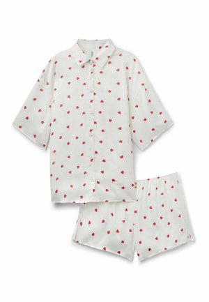 Hvid kortærmet skjorte med knapper og matchende shorts med lille rødt jordbærmønster, lagt fladt på en hvid baggrund.