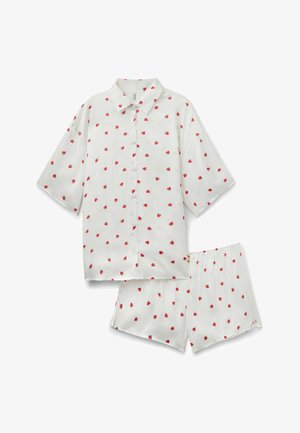 Biała koszula na krótki rękaw z guzikami i dopasowane szorty z małym czerwonym nadrukiem truskawki, ułożone płasko na białym tle.