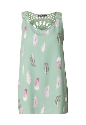 Ujjatlan világoszöld blúz rózsaszín és szürke tollmintákkal, valamint horgolt csipkedíszítéssel a nyakkivágásnál és a vállaknál.