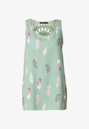 Ujjatlan világoszöld blúz rózsaszín és szürke tollmintákkal, valamint horgolt csipkedíszítéssel a nyakkivágásnál és a vállaknál.