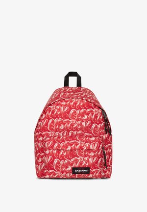 Mochila Eastpak roja con un patrón abstracto brillante, que cuenta con un bolsillo frontal con cremallera, correas acolchadas para los hombros y una asa superior para llevar.