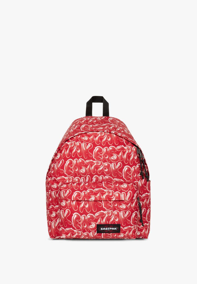 Sac à dos Eastpak rouge avec un motif abstrait brillant, doté d'une poche zippée à l'avant, de bretelles rembourrées et d'une poignée de transport supérieure.