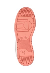 Rubberen schoenzool in koraal met gestructureerde profielpatronen, voorzien van een Puma-logo en gladde secties voor grip en flexibiliteit.