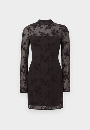 Vestido negro con estampado floral que presenta un cuello alto, mangas largas transparentes y una silueta ajustada con intrincados patrones de flores sobre una tela transparente.