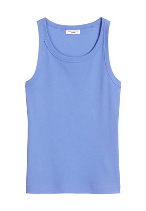 Hellblaues Tanktop aus weicher Baumwolle. Hat einen runden Ausschnitt und breite Schulterträger. Einfaches Design ohne Muster oder Akzente.