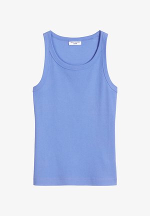 Hellblaues Tanktop aus weicher Baumwolle. Hat einen runden Ausschnitt und breite Schulterträger. Einfaches Design ohne Muster oder Akzente.