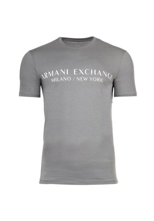 T-shirt grigia a maniche corte con la scritta bianca "Armani Exchange Milano / New York" stampata sul petto.