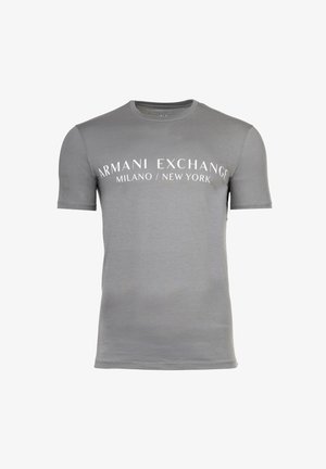 Grijs T-shirt met korte mouwen met de tekst "Armani Exchange Milano / New York" in het wit gedrukt over de borst.
