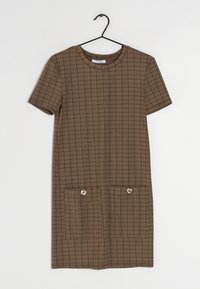 Hnědé kostkované šaty s krátkými rukávy, kulatým výstřihem a dvěma předními kapsami s akcenty stříbrných knoflíků. Vyrobeno z texturované látky.