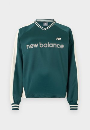 Top sportivo a maniche lunghe New Balance verde scuro con strisce bianche sulle maniche e colletto e polsini a costine a righe.