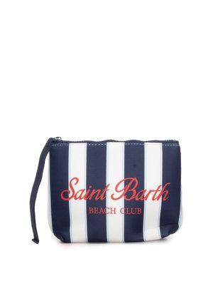 Piccola bustina con cerniera con righe verticali blu navy e bianche, scritta rossa "Saint Barth Beach Club" e cinturino da polso in tessuto blu navy.