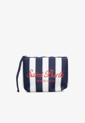 Piccola bustina con cerniera con righe verticali blu navy e bianche, scritta rossa "Saint Barth Beach Club" e cinturino da polso in tessuto blu navy.