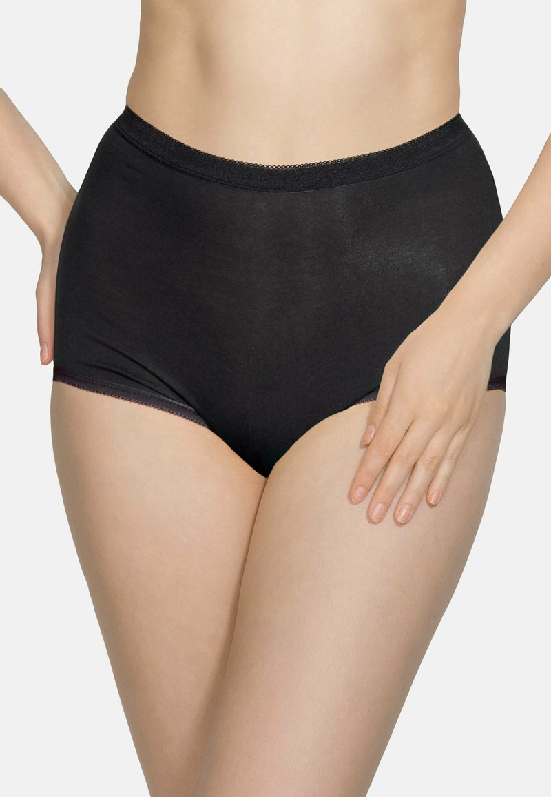 Hoge taille zwarte onderbroek van zachte stof, met een gladde textuur en een subtiele kanten afwerking langs de beenopeningen.