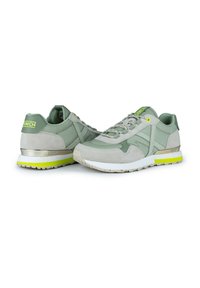 Zapatillas verde y gris con una combinación de materiales de cuero y ante. Presentan una superficie texturizada, acentos amarillos y un talón metálico.