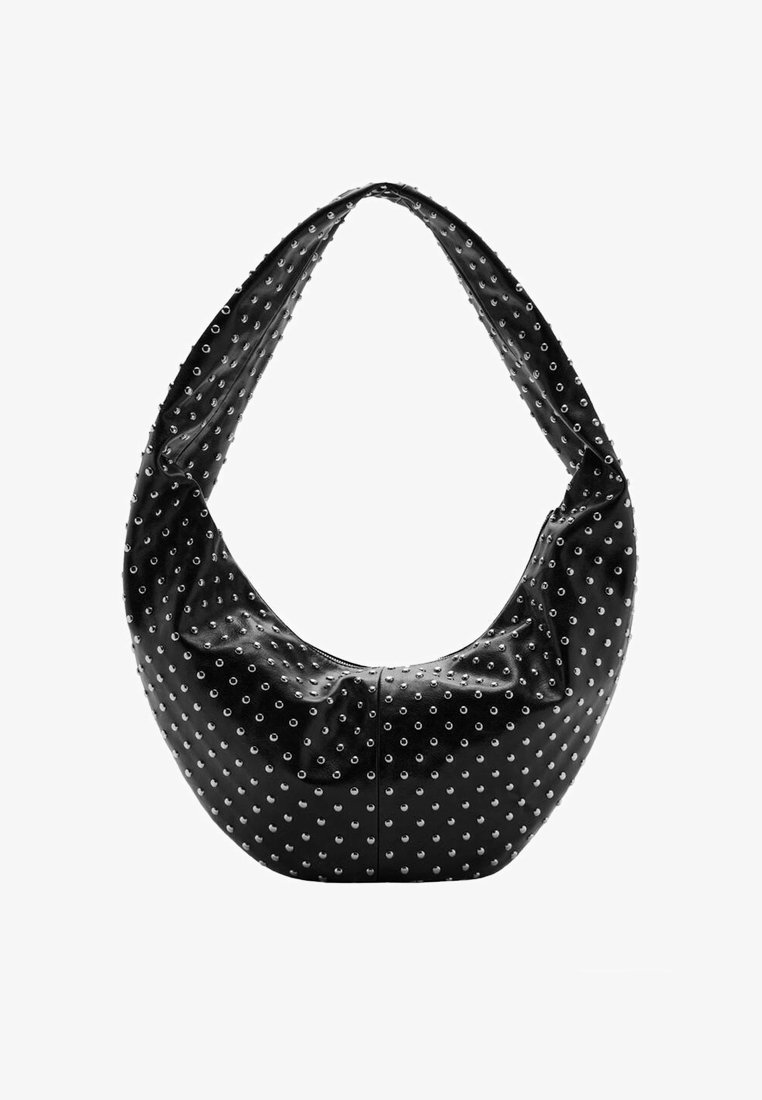 Borsa a mano in pelle nera dalla forma morbida, decorata con borchie argentate e dotata di una tracolla larga. Texture liscia con un design arricciato.