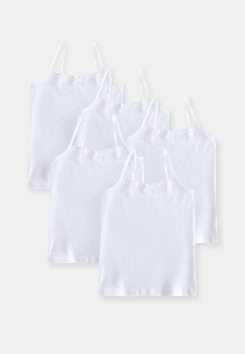 Weiße Baumwoll-Camisoles im Fünferpack. Jedes besitzt dünne Träger und eine zarte Spitzenborte entlang des Halsausschnitts. Glatte Textur.