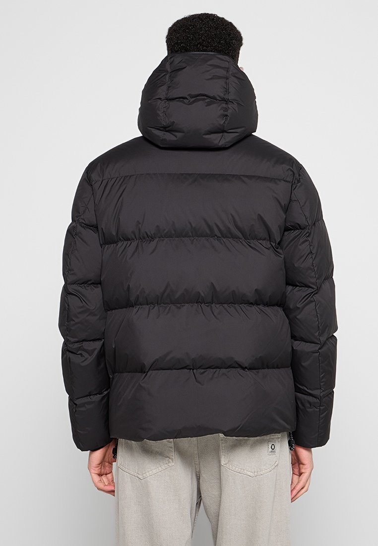 Schwarz gepuffte Jacke mit Kapuze, horizontal gestepptem Design und glatter Textur. Keine sichtbaren Beschläge oder Akzente.