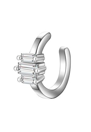 Sølv øre-cuff med åben bånd og tre vandrette, baguetteslebne klare sten på række, minimalistisk og moderne design på hvid baggrund.