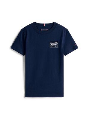 Navyblaue Baumwoll-T-Shirts mit Rundhalsausschnitt, kurzen Ärmeln und einem weißen grafischen Logo auf der linken Brust. Weicher Stoff und reguläre Passform.