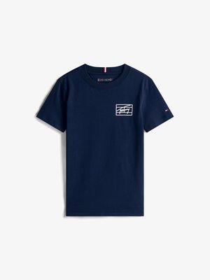 Tumed sinine puuvillane T-särk, ümar kaelus, lühikesed varrukad ja valge graafiline logo vasakul rinnal. Pehme tekstuur ja regulaarne lõige.