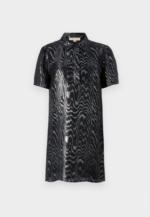 Kortærmet, sort kjole med et glitrende, bølget sølvmønster. Har en krave ved halsen og blød tekstur, knælang skæring.