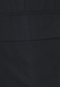 Mörk marinblå tyg med en slät textur, vikta kanter och sömdetalj. Materialet har en subtil lyster som indikerar en formell stil.
