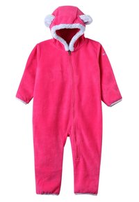 Růžový fleecový overal s celkovým zipem, který má kapucu lemovanou měkkou šedou látkou a ušima medvídka, dlouhé rukávy a uzavřené nohy.