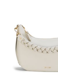 Crème lederen handtas met een gevlochten hengsel, een gebogen vorm, gouden accenten en een gestructureerde afwerking met een subtiele merklabel.