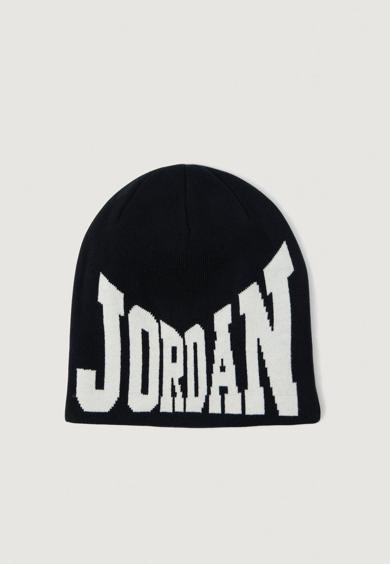 Crna pletena kapa s otmjenim bijelim natpisom "JORDAN", koja se odlikuje uskim pristajanjem i klasičnim dizajnom, pogodna za svakodnevno nošenje.