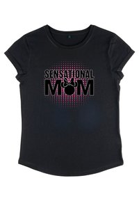 Schwarzes T-Shirt mit hochgerollten Ärmeln und einem grafischen Design. Der Text lautet "SENSATIONAL MOM" in fetter Schrift mit einem rosa gepunkteten Hintergrund und einer Schleife.