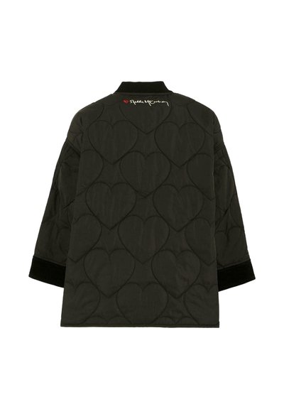 Gequilted zwarte jas met hartpatroon, zwarte manchetten en een rood accentueerd logo. Beschikt over een relaxte silhouette en een kraagloos ontwerp.