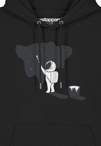 Schwarzer Hoodie mit einem weißen Astronauten-Grafik, der mit einem Pinsel Sterne an eine Wand malt, mit einem Farbtiegel am Boden.