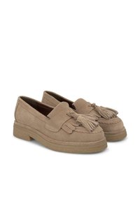 Mocassini in suede beige con frange, bordi smerlati, punte rotonde e una spessa suola in gomma per il supporto. Tessuto morbido con dettagli minimi.