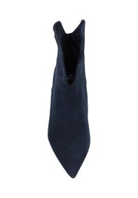 Granatowe zamszowe botki za kostkę z wydłużonym noskiem, głębokim wycięciem w kształcie V i gładką fakturą. Podeszwa niewidoczna; smukła sylwetka.