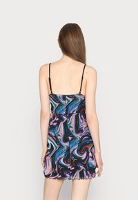 Vestido preto e multicolorido em mármore com alças finas, apresentando uma bainha esvoaçante e uma textura de tecido suave e leve.