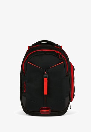 Sac à dos noir avec des accents rouges, doté de plusieurs compartiments zippés, en tissu durable et avec un dos rembourré pour le confort.