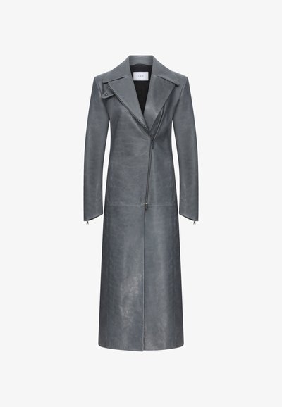 Hallhalli hall alusega hall nahkjope, millel on lõikega krae, asümmeetriline tõmbetõmme ja pikad varrukad, iseloomustades siledat tekstuuri ja minimalistlikku stiili.