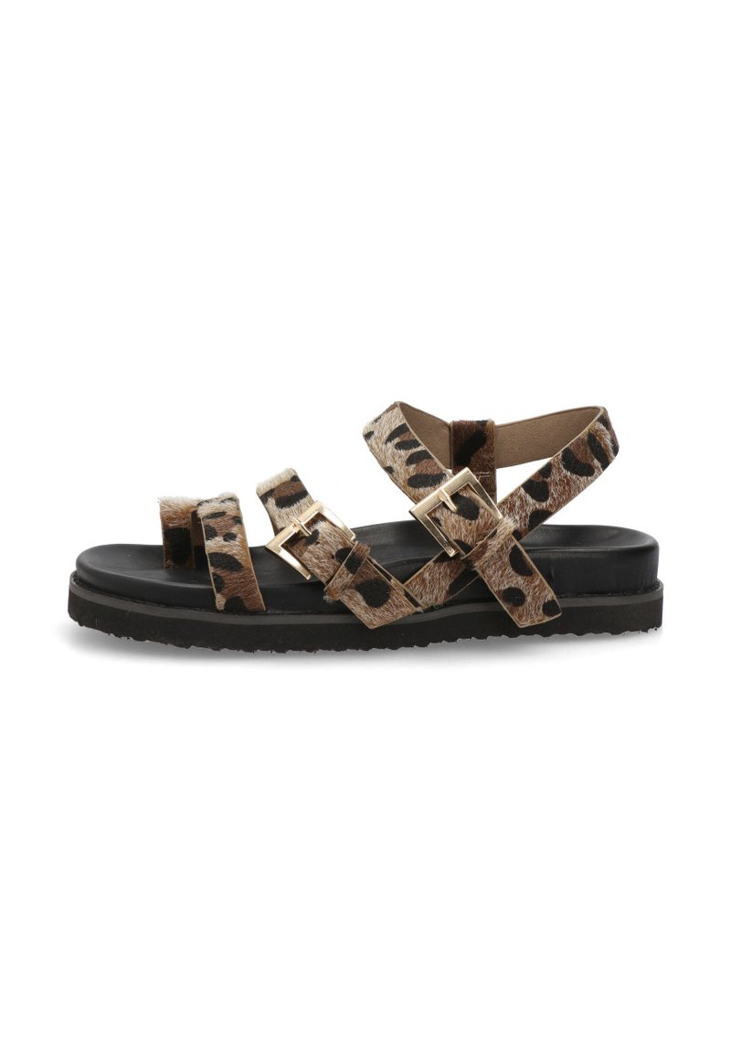 Sandalias de estampado de leopardo que presentan múltiples tiras de tela marrones y negras con detalles de hebillas en tono dorado, montadas sobre una suela de goma negra.