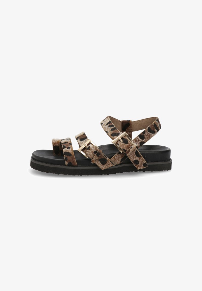 Sandalias de estampado de leopardo que presentan múltiples tiras de tela marrones y negras con detalles de hebillas en tono dorado, montadas sobre una suela de goma negra.