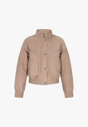 Giacca in pelle beige con colletto alto, bottoni a pressione, due tasche frontali e silhouette corta. Texture liscia e design strutturato.