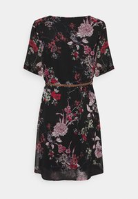 Robe noire à manches courtes avec imprimé floral rouge, rose et blanc et une fine ceinture tressée marron à la taille.