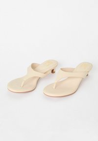 T veida siksniņu sandales - ecru