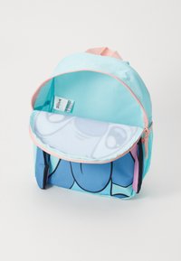 Mochila infantil azul claro e rosa com design de personagem de desenho animado, fecho éclair aberto e etiqueta interior visível.