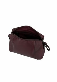 Burgunderfarbene Lederhandtasche mit strukturiertem Seitenteil, Reißverschluss und Innenfächern. Das offene Design zeigt die Geräumigkeit und organisatorischen Merkmale.