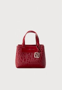 Rode handtas van lakleer met een geperst logopatroon, gestructureerde vorm, korte handvatten en een zilverkleurig accent met merkdetail.