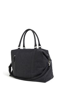 Čierna taška z rifľoviny s dvoma rukoväťami a odnímateľným ramenným popruhom. Má predné vrecko na zips a pevný tvar.